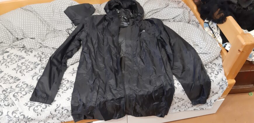Vând haină de ploaie pentru bărbați de culoare neagră.