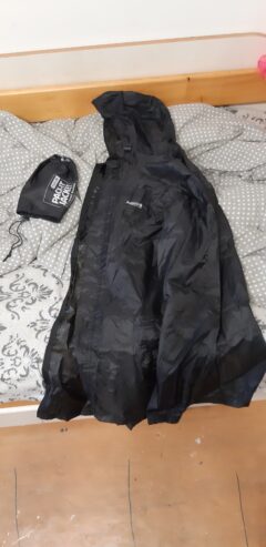 Vând haină de ploaie pentru bărbați de culoare neagră.