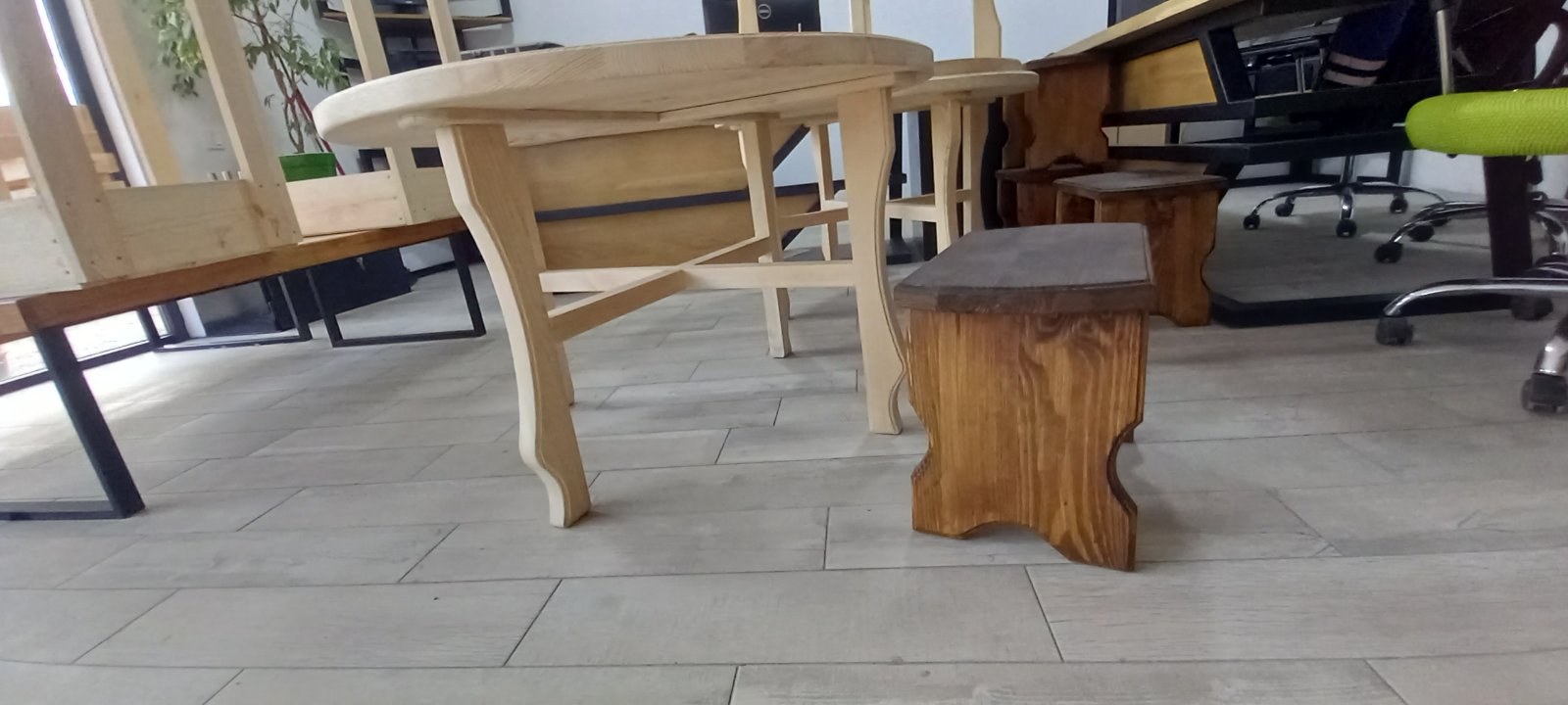 Vind masuta rotunda cu 6 taburete lemn natural