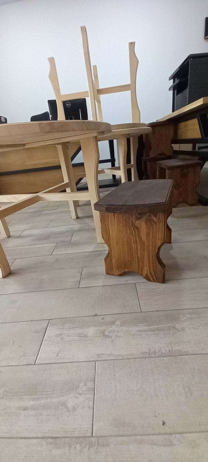 Vind masuta rotunda cu 6 taburete lemn natural