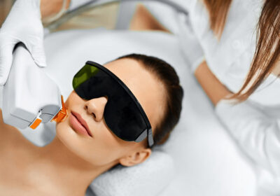 Tratament-cu-laser-pentru-inlaturarea-indepartarea-si-eliminarea-a-petelor-pigmentare-in-cabinetul-de-chirurgie-laser