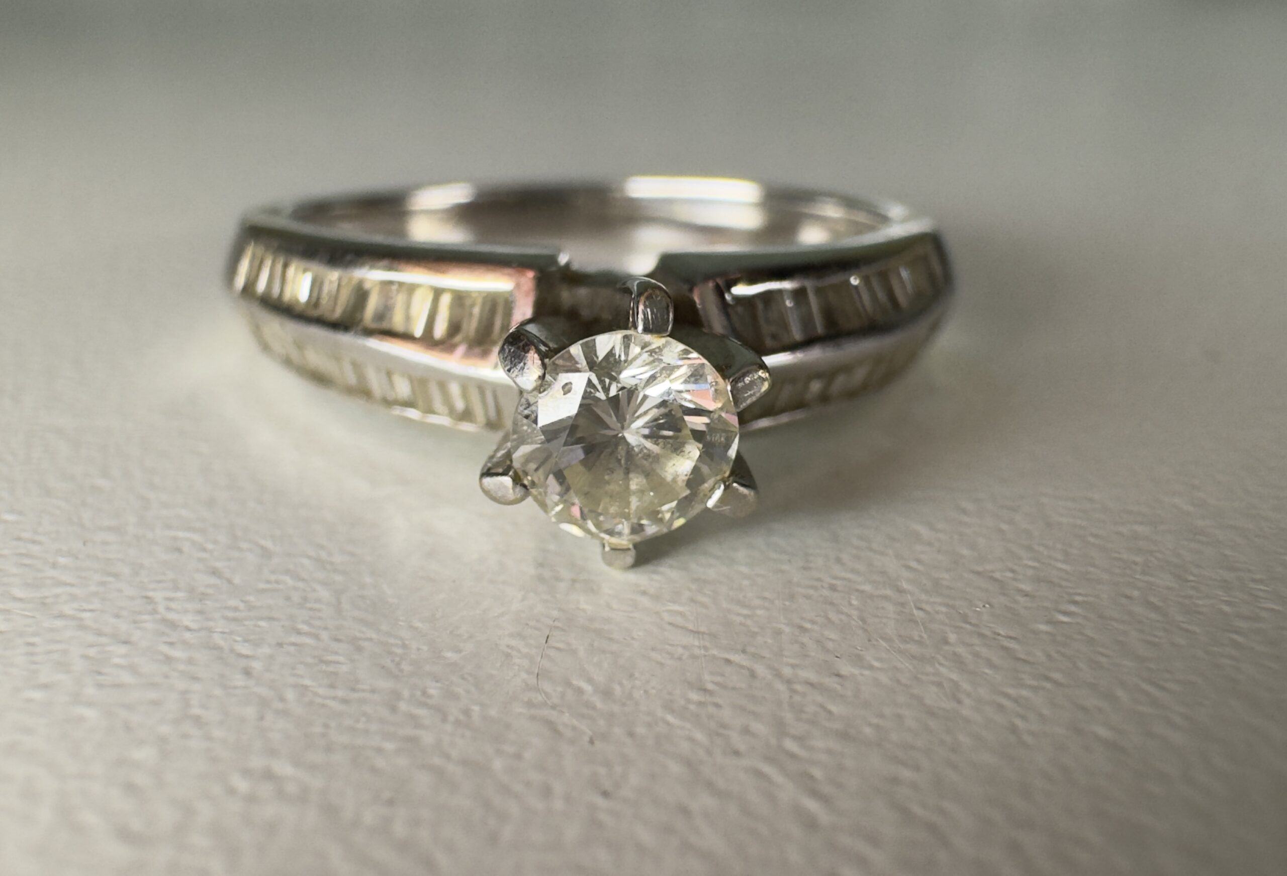 Кольцо белое золото 750 пробы с бриллиантоми