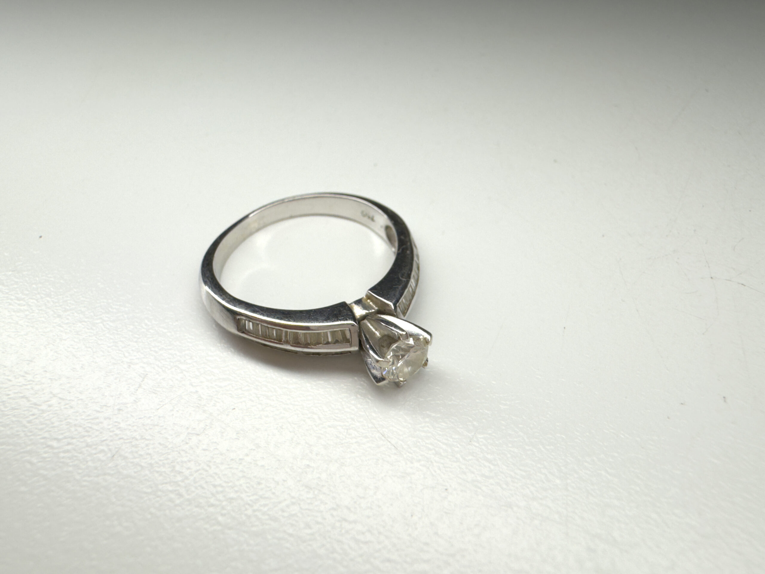 Кольцо белое золото 750 пробы с бриллиантоми