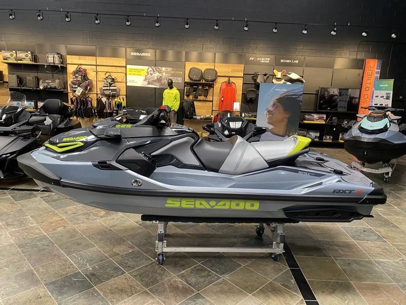 Sea-Doo RXT-X 325 Verde Manta/Roșu Aprins cu Remor