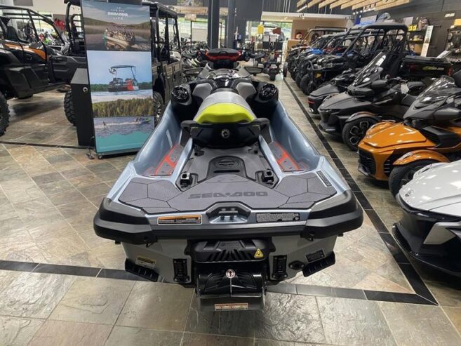 Sea-Doo RXT-X 325 Verde Manta/Roșu Aprins cu Remor