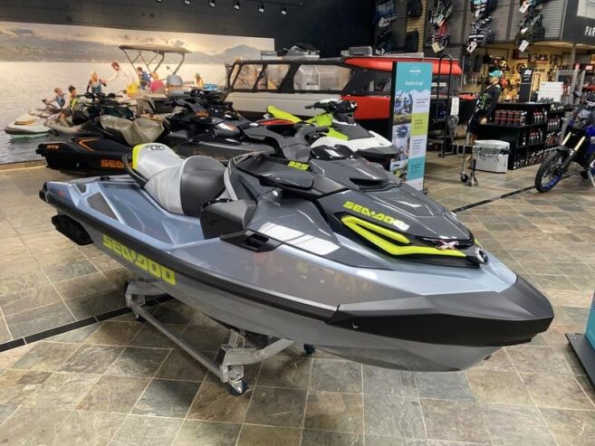 Sea-Doo RXT-X 325 Verde Manta/Roșu Aprins cu Remor