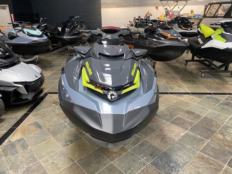 Sea-Doo RXT-X 325 Verde Manta/Roșu Aprins cu Remor