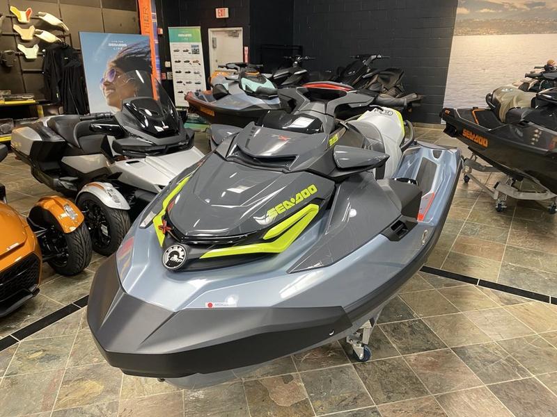 Sea-Doo RXT-X 325 Verde Manta/Roșu Aprins cu Remor