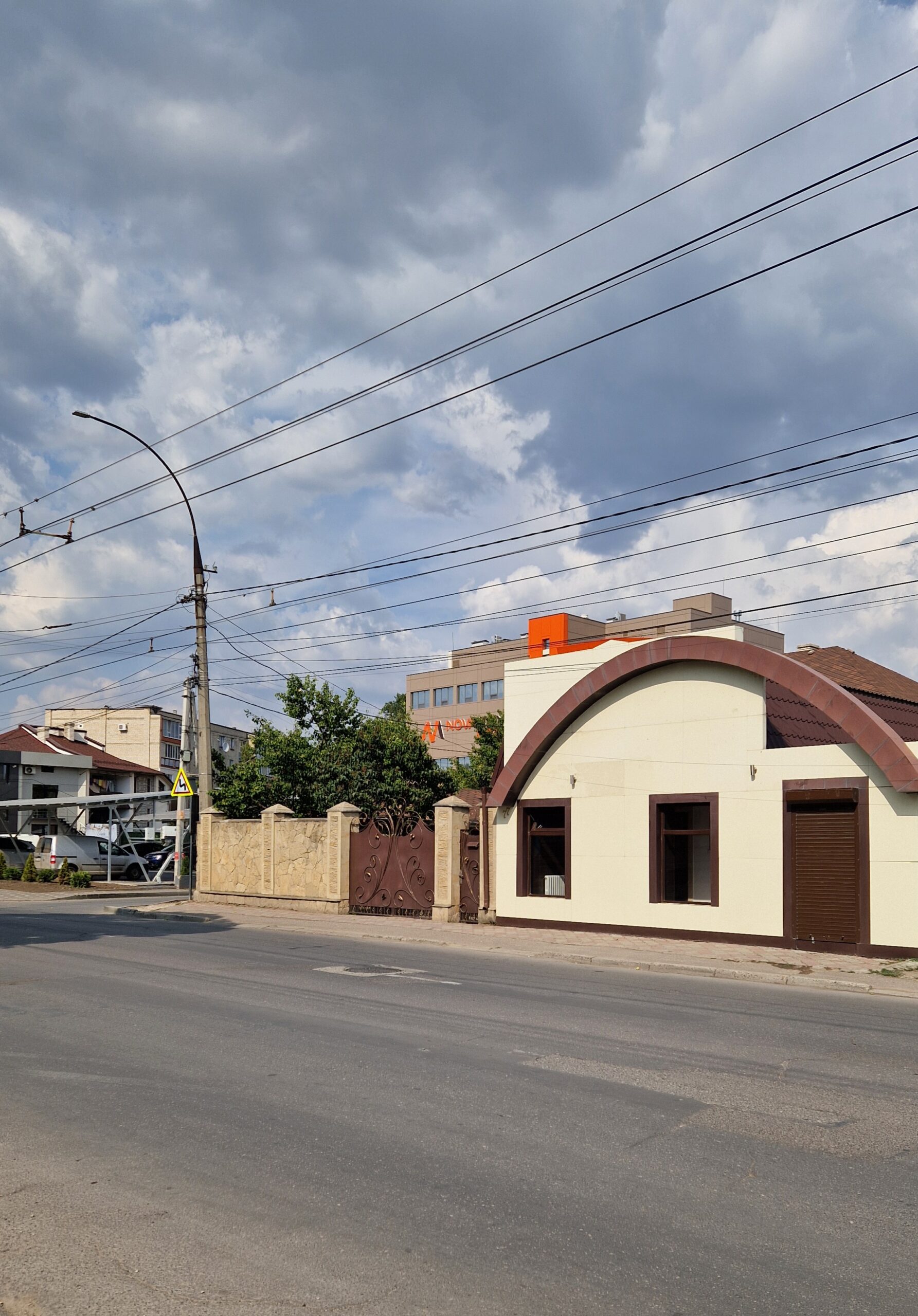 Аренда 60 м² в Бельцах, первая линия, офис/салон