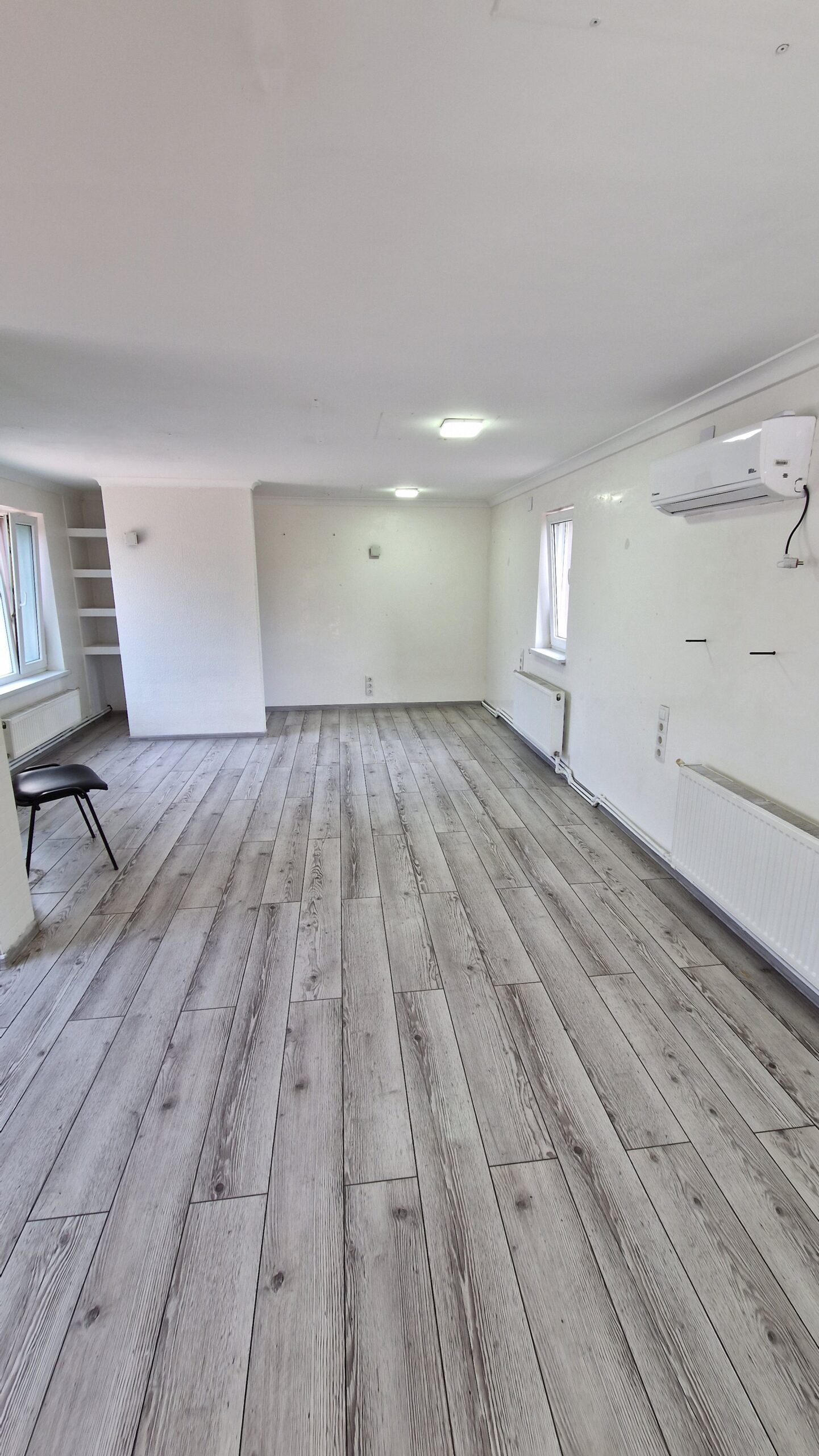 Аренда 60 м² в Бельцах, первая линия, офис/салон