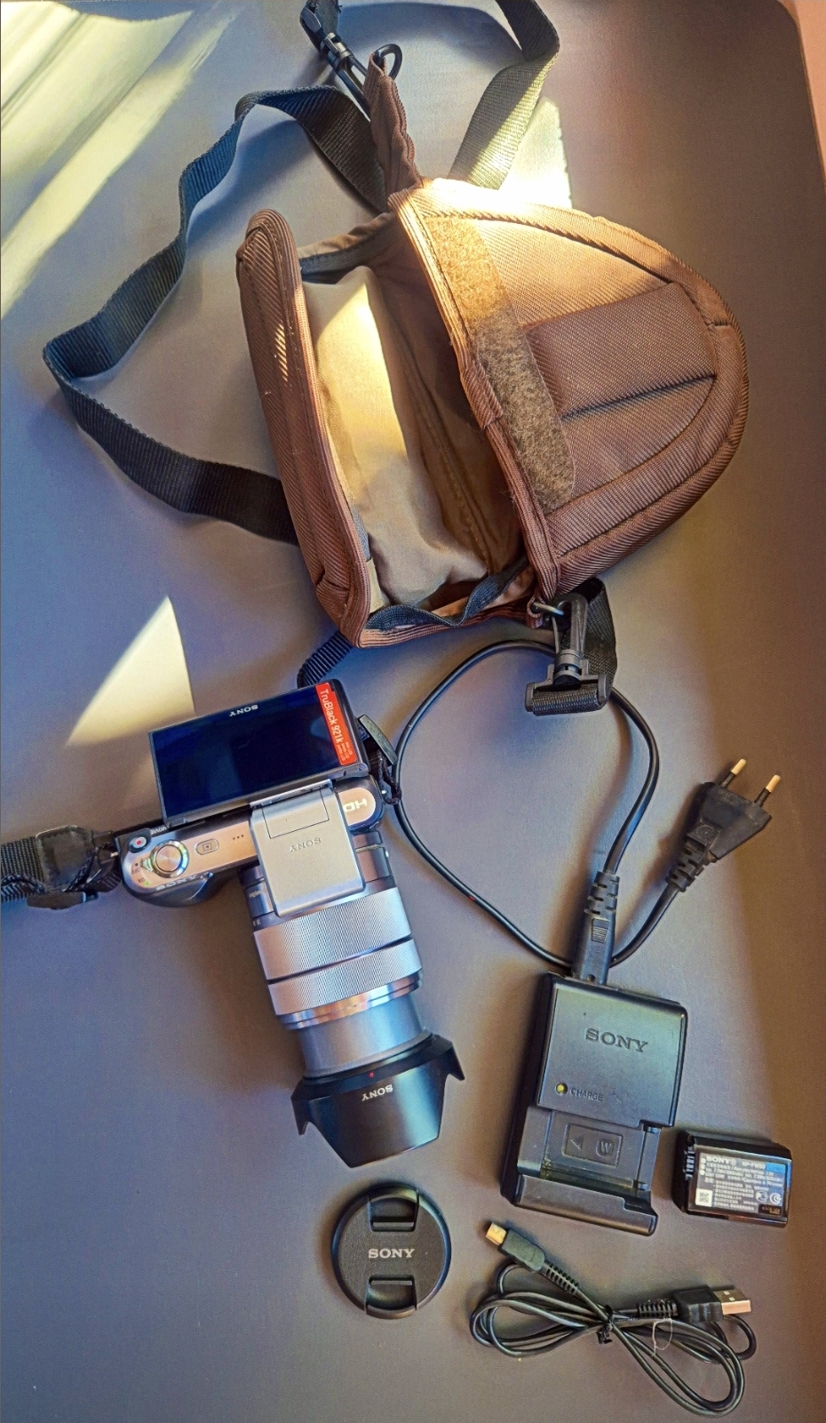 Продаётся цифровя беззеркальная камера SONY NEX-C3