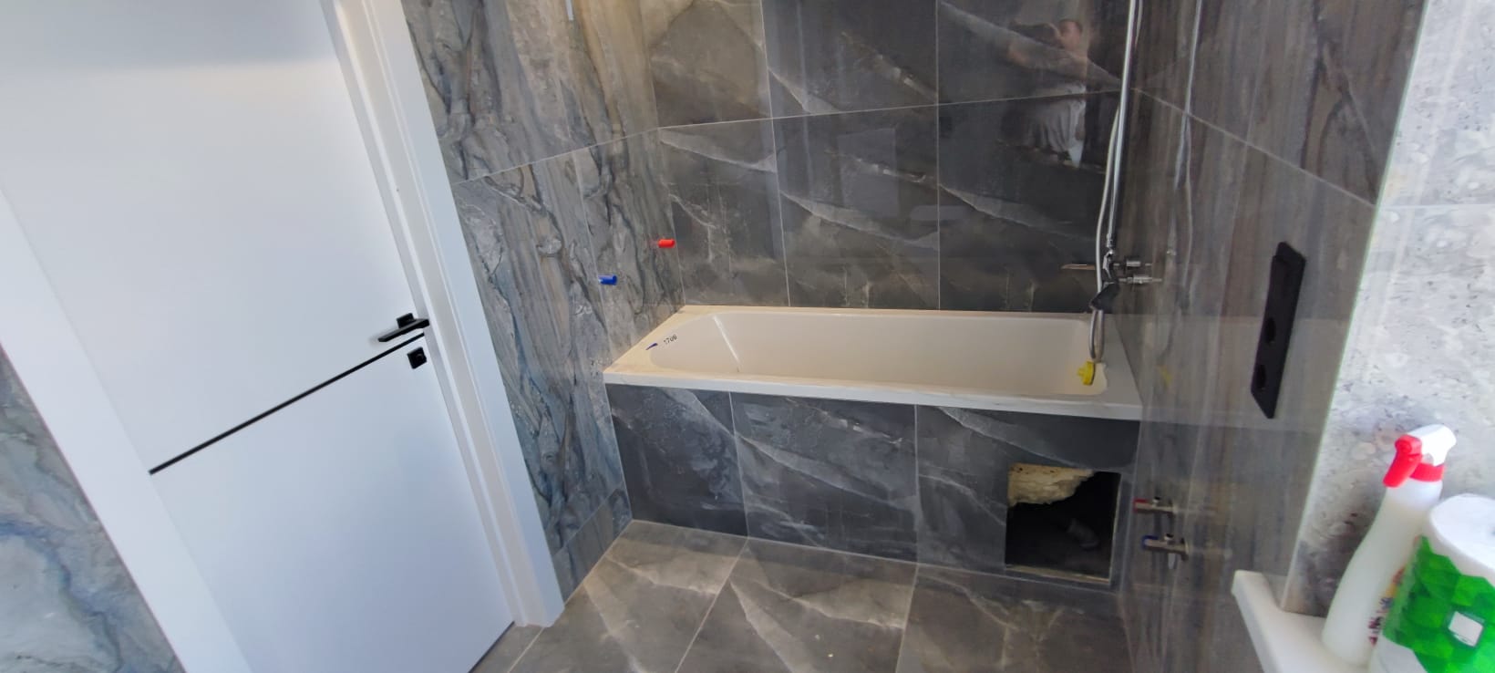 Montator de gresie si fainta