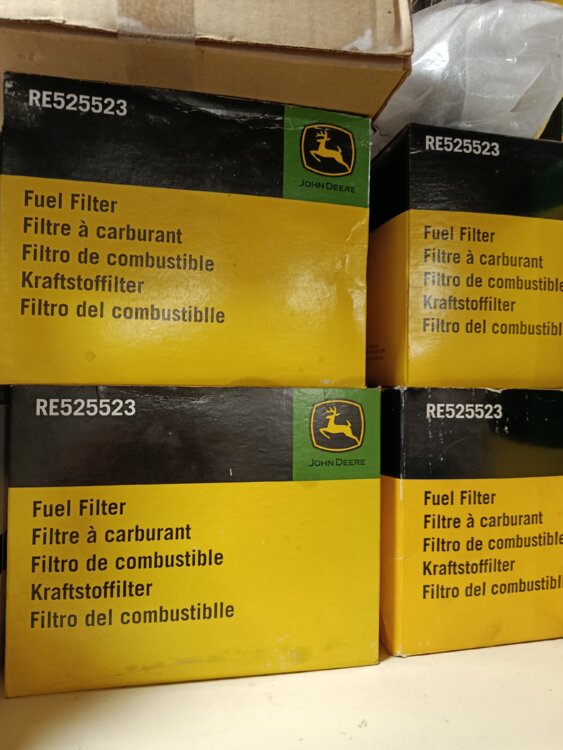 Топливные фильтра на трактора и комбайны John Deer