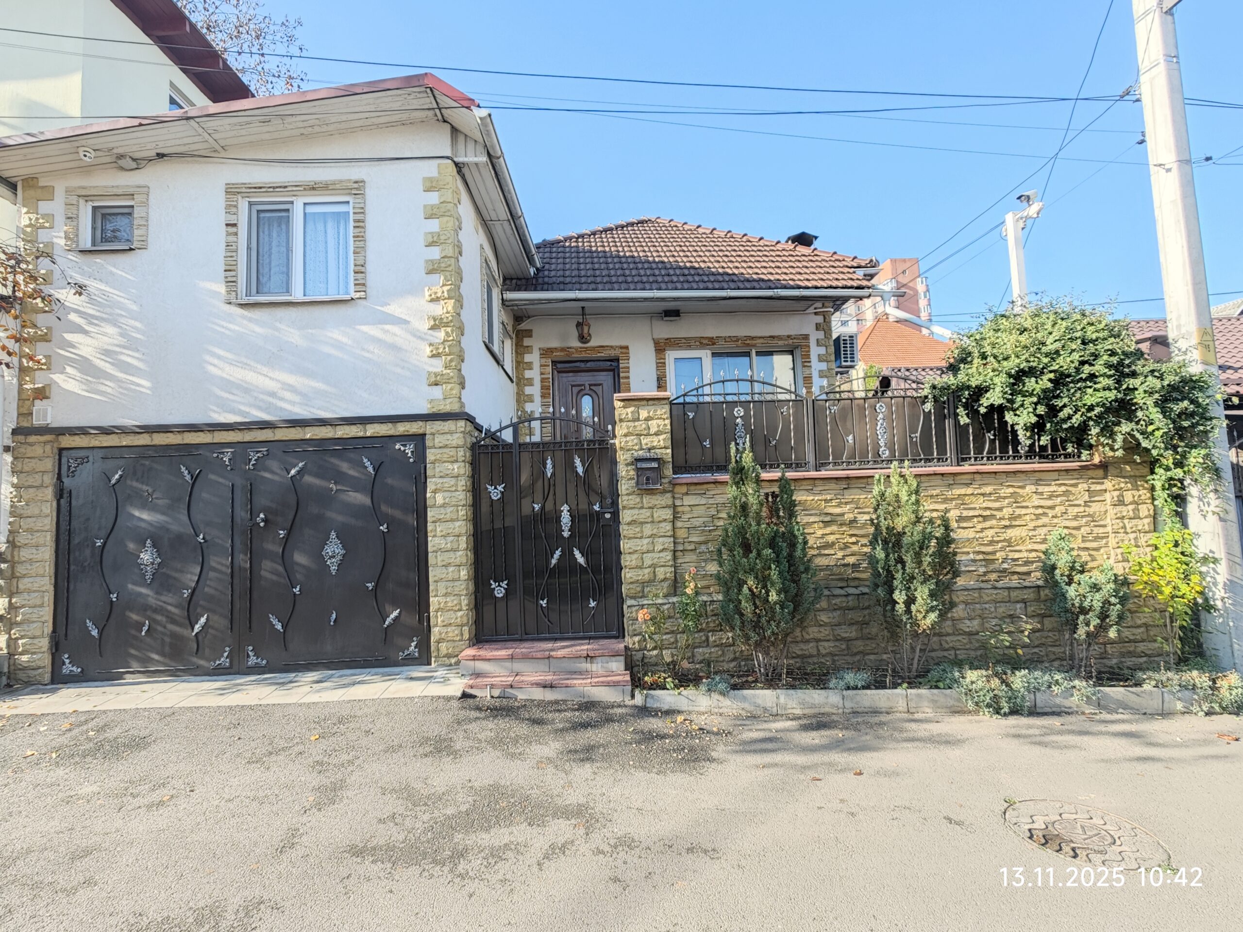 Продается дом на хорошей улице в районе Флакэра