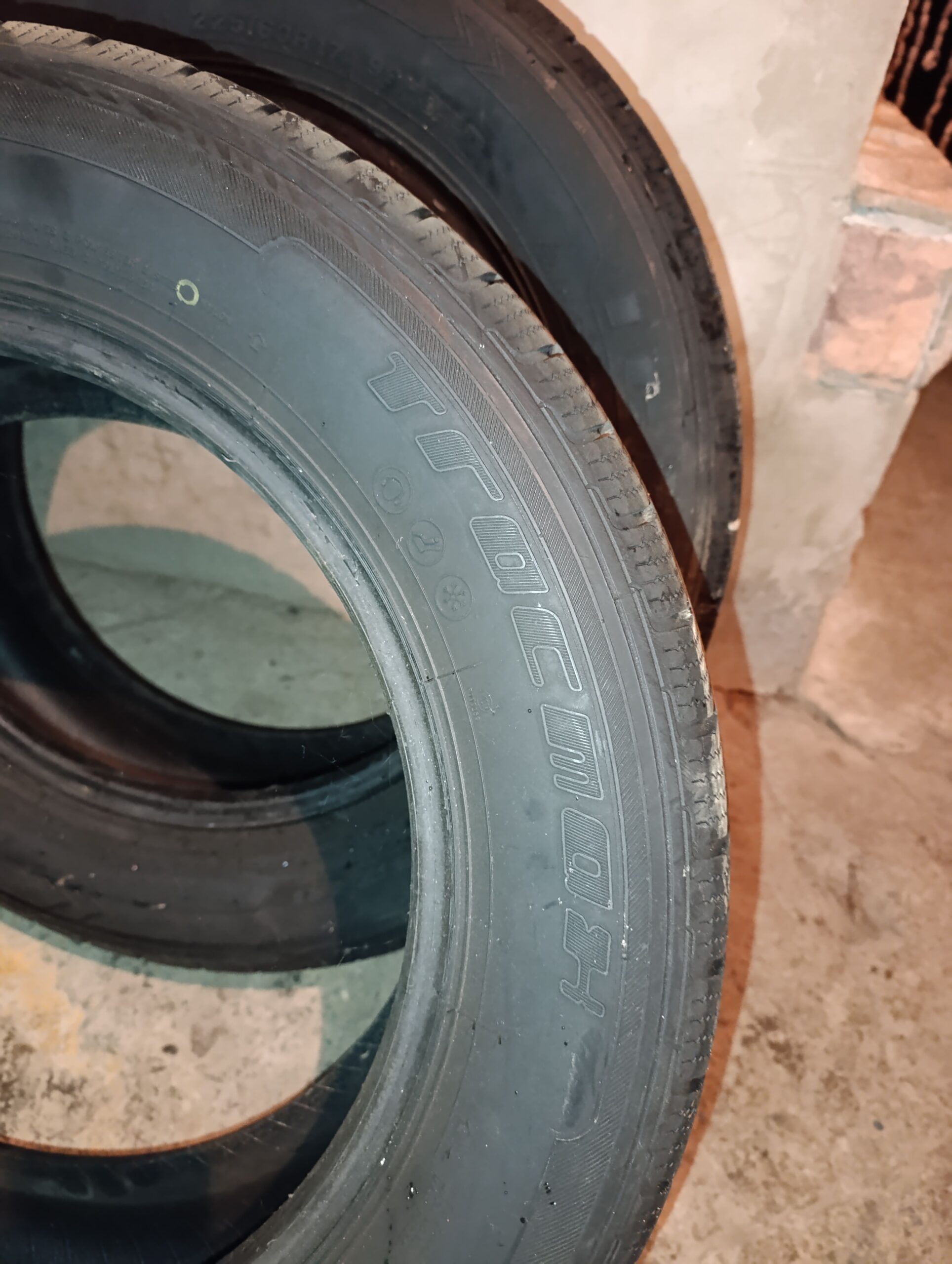 Продам шины R17 или обменяю на что-то поменьше