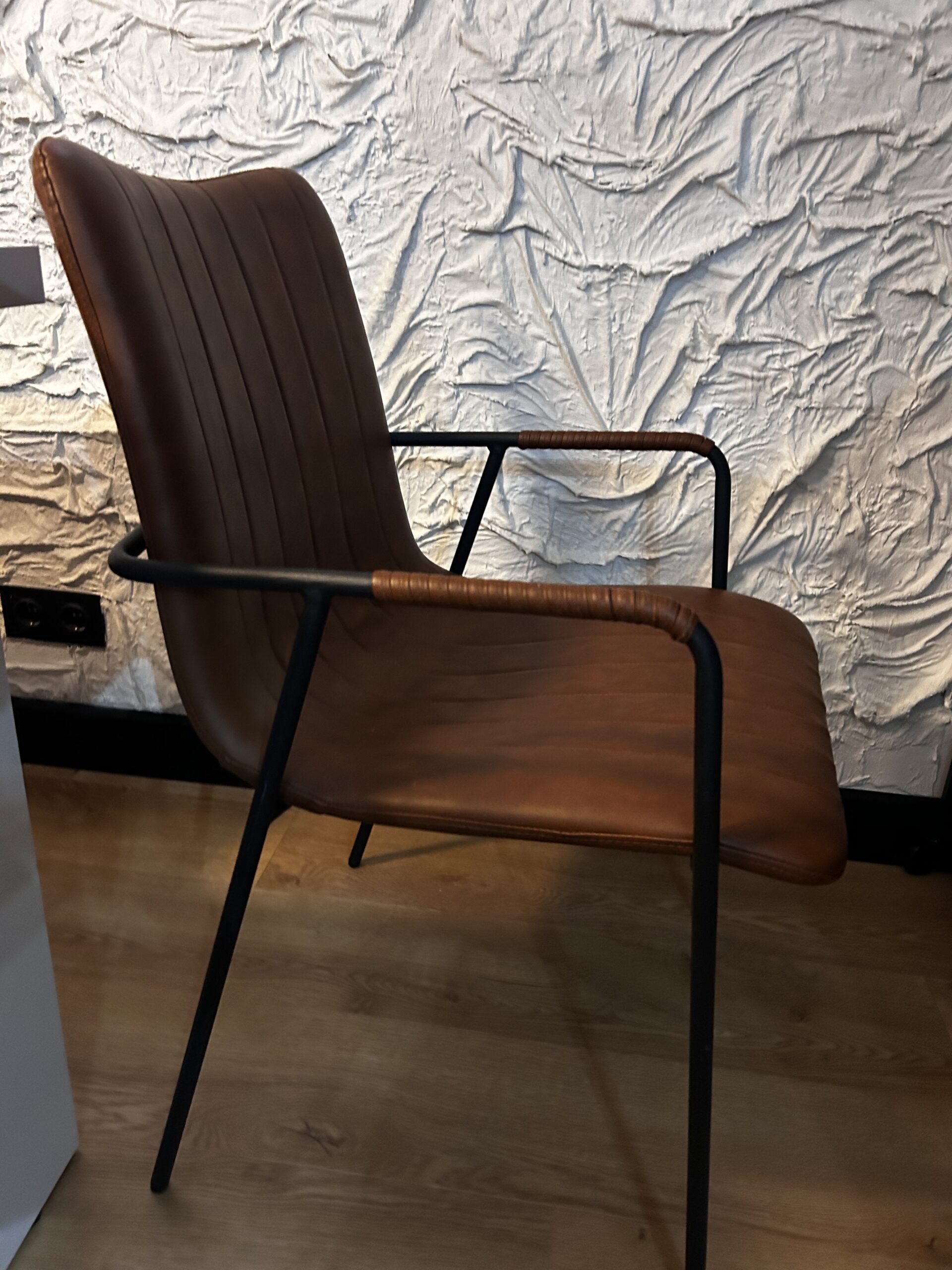 Vind masa mare cu 8 scaune noi