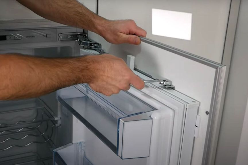 УСТАНОВКА ВСТРАИВАЕМЫЙ В МЕБЕЛЬ ХОЛОДИЛЬНИК. КИШИН