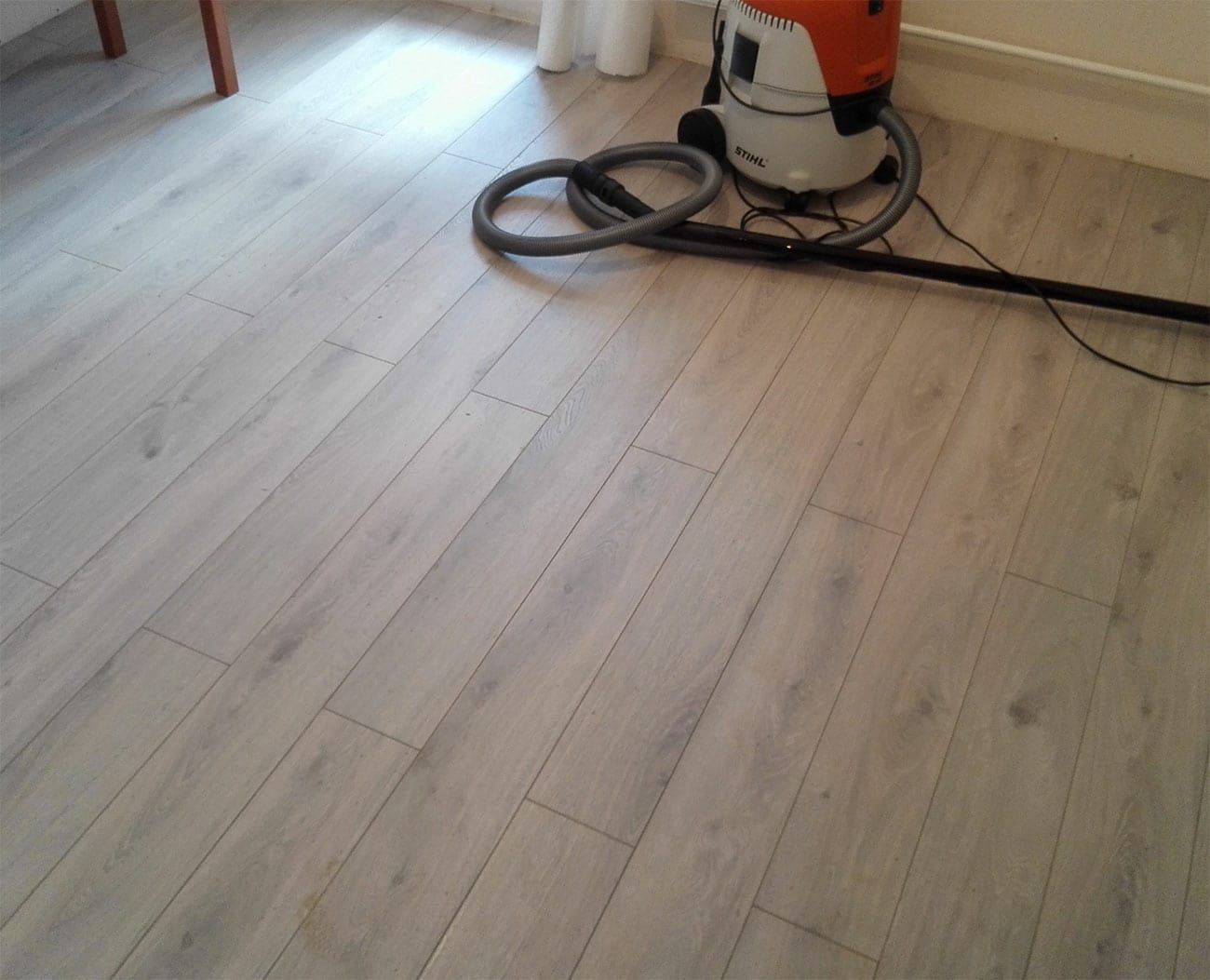 Укладка ламината, плинтуса