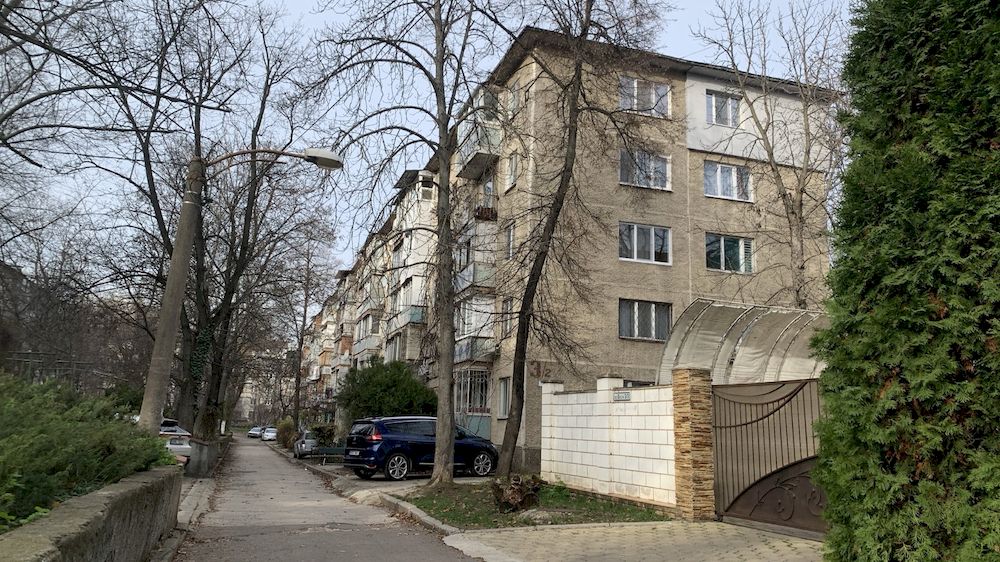 Продается 4 комнатная квартира в Кишиневе.