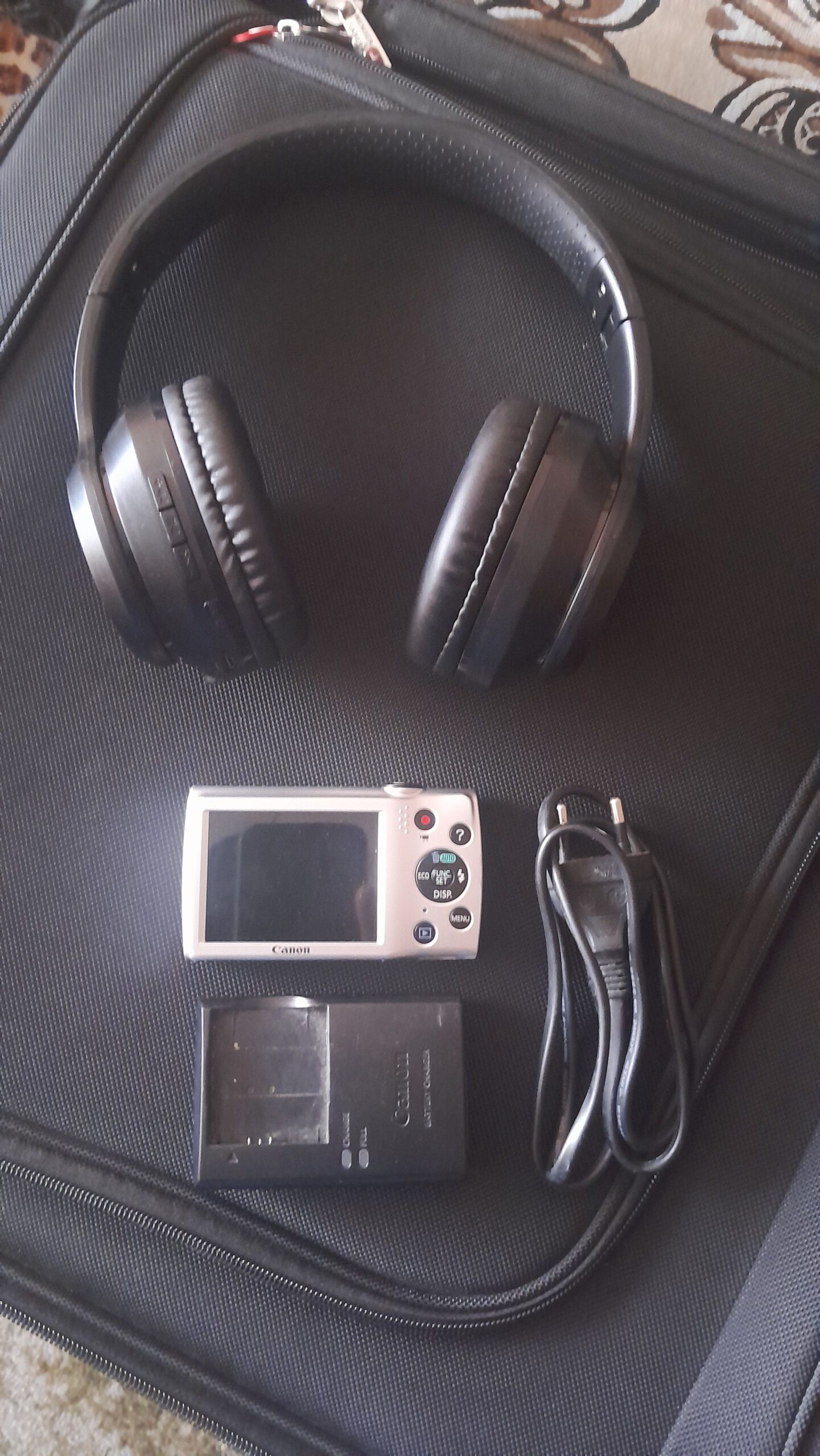 Vînd apăratu de foto și naușniși)