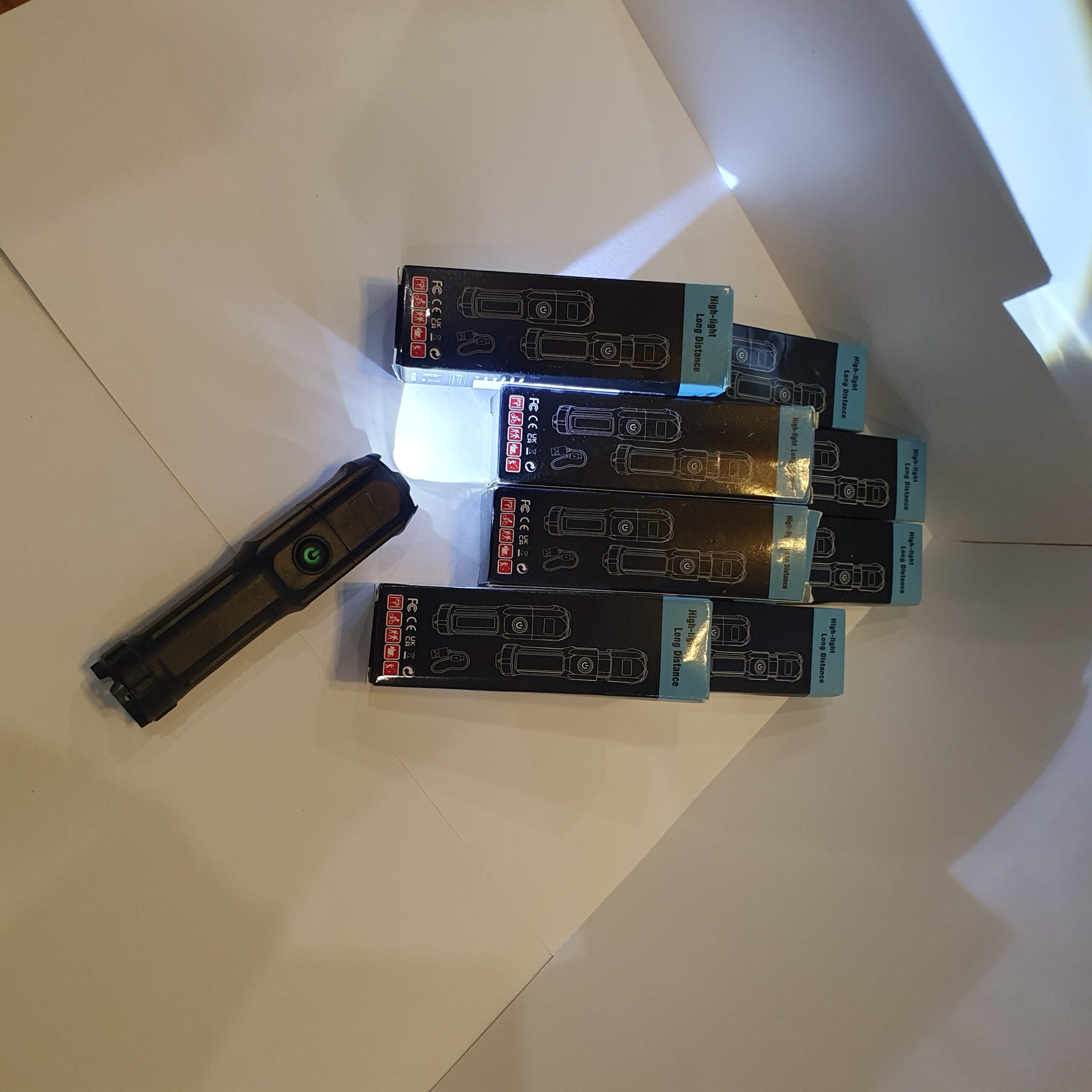 Ручной фонарик — качественный, USB-зарядка