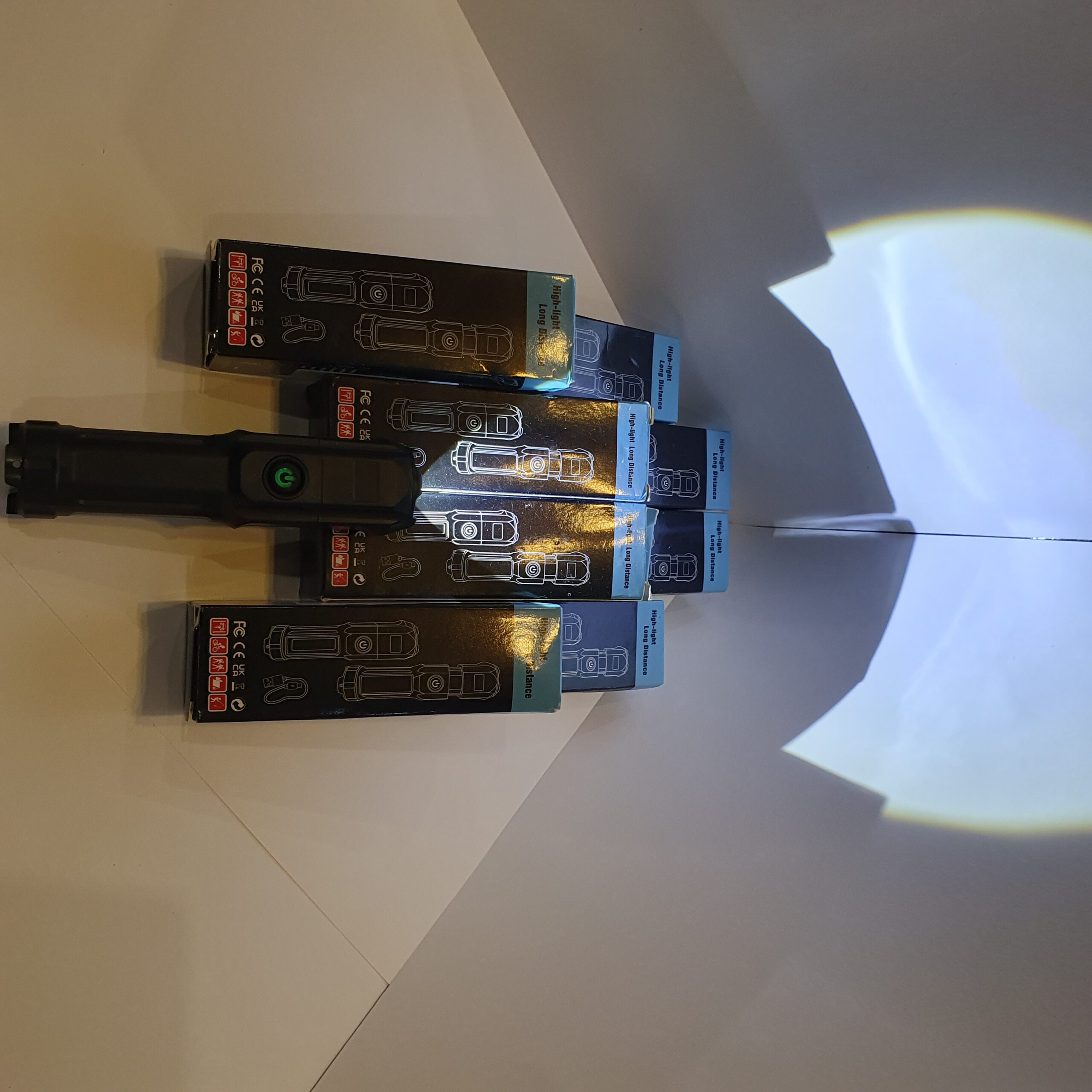 Ручной фонарик — качественный, USB-зарядка