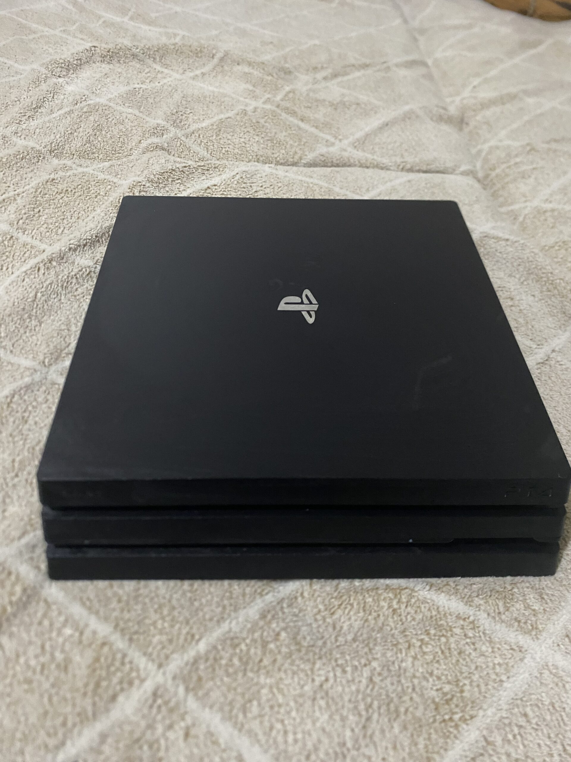 Продаю PlayStation 4 Pro 1T вместе с аккаунтам