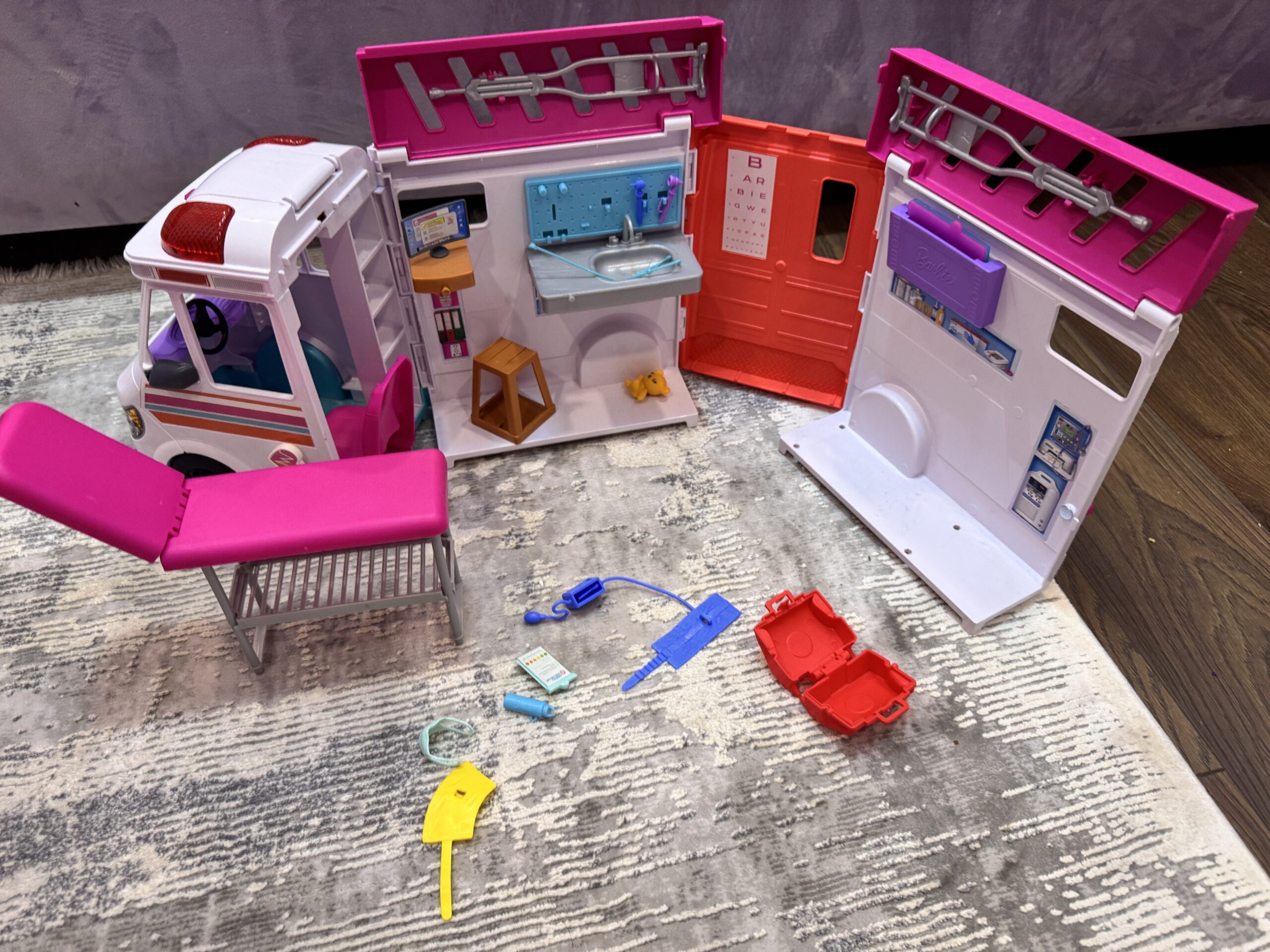 Casă Barbie originală – 3 etaje practic nouă