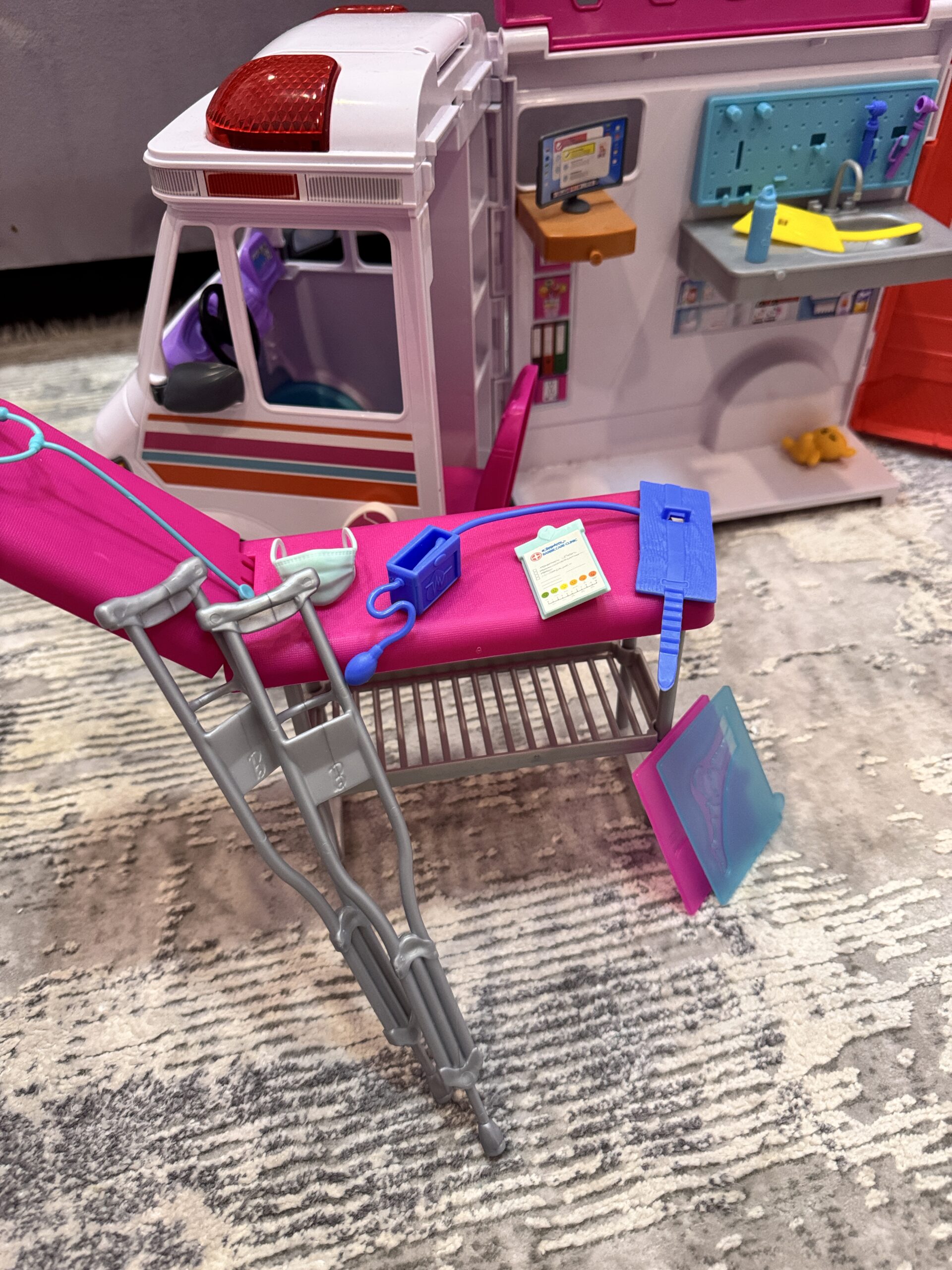 Casă Barbie originală – 3 etaje practic nouă