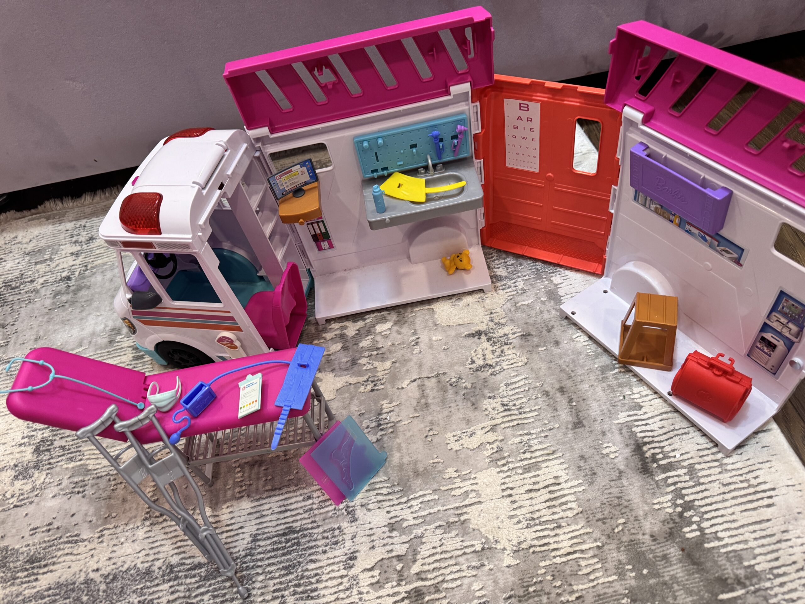 Casă Barbie originală – 3 etaje practic nouă