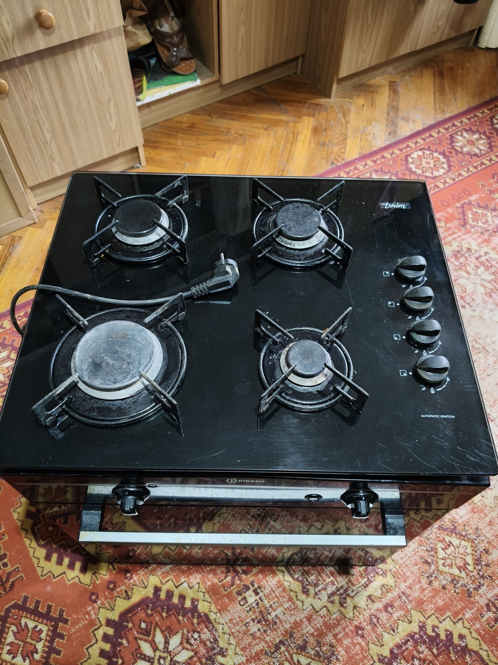 Se vinde urjent este în stare buna