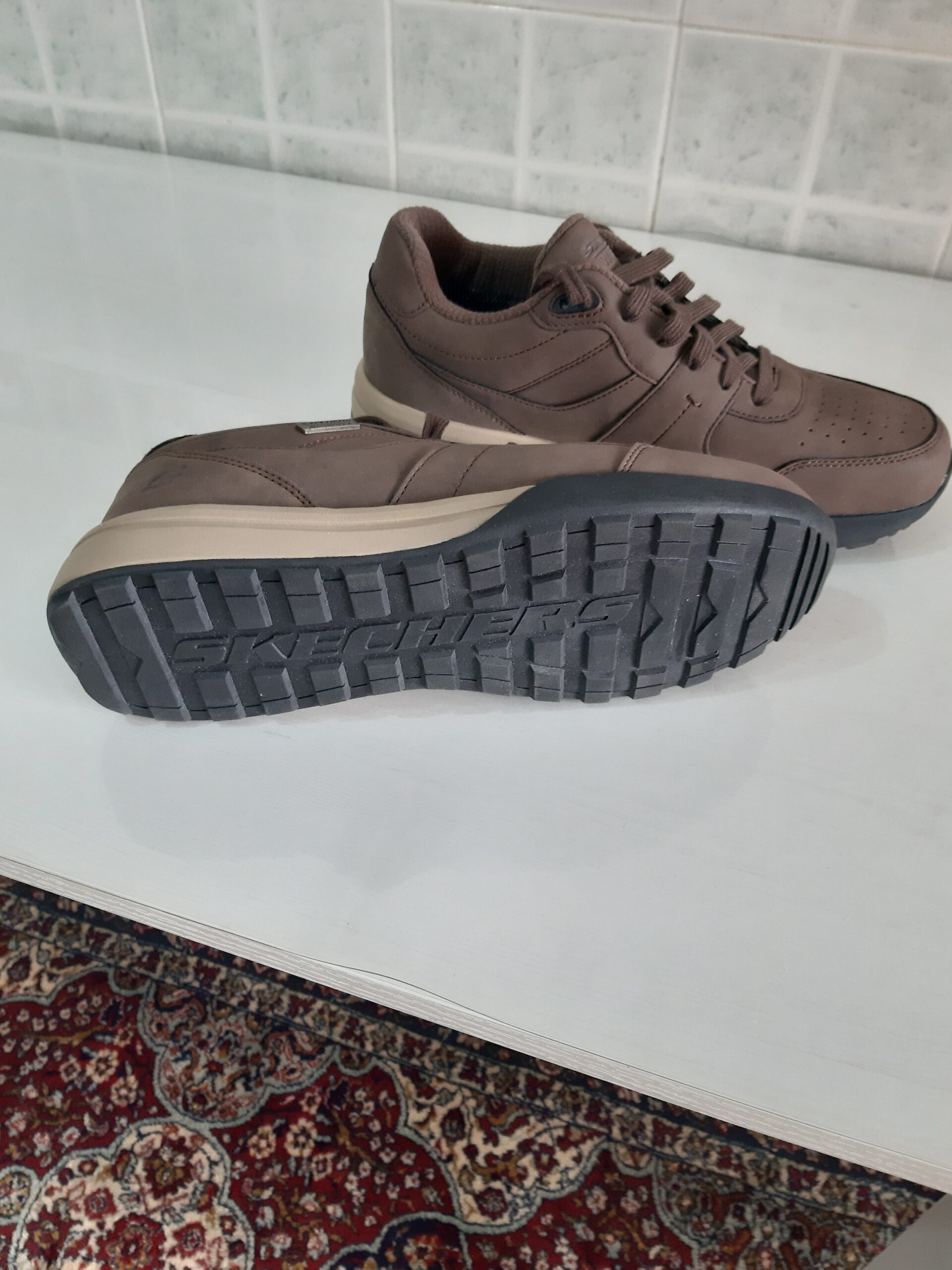 Продаются 2 пары кроссовок новые,Skechers