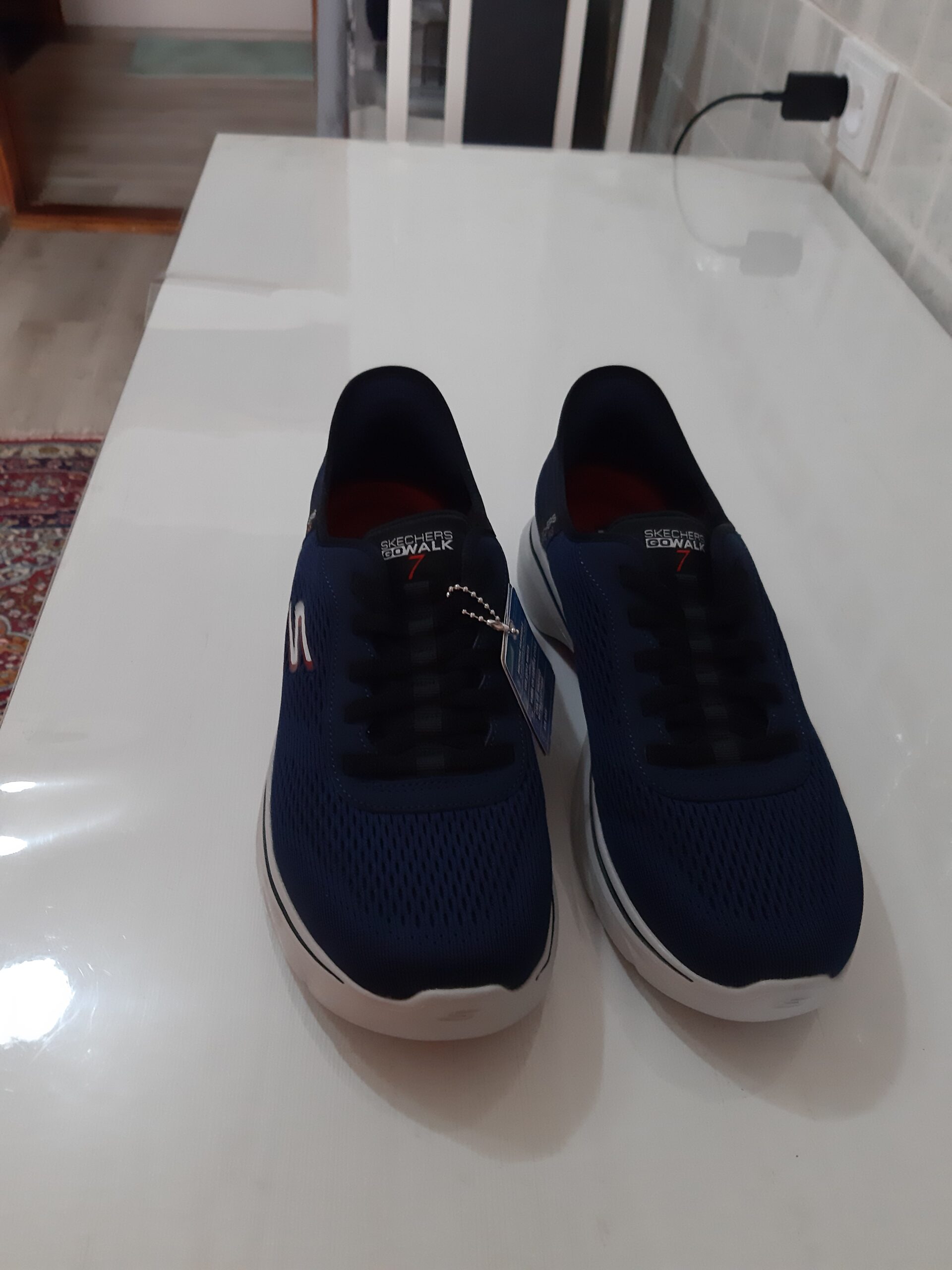 Продаются 2 пары кроссовок новые,Skechers