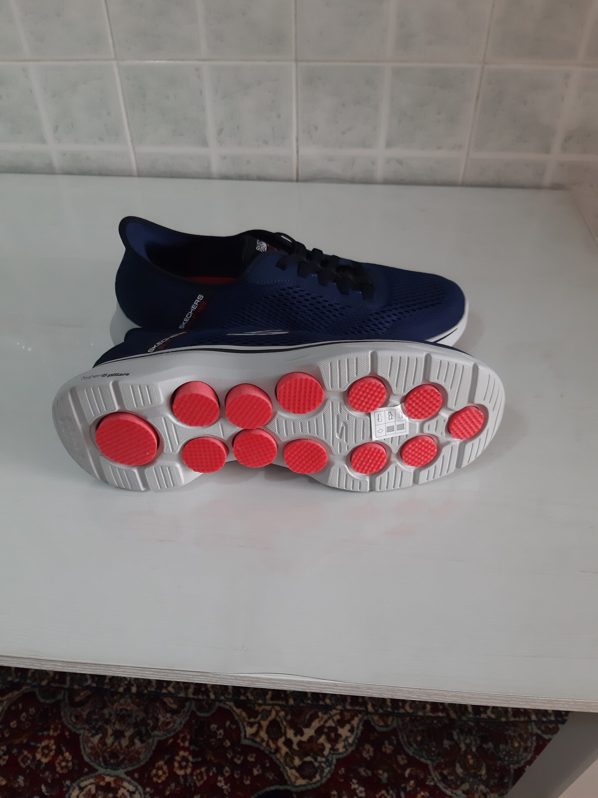 Продаются 2 пары кроссовок новые,Skechers