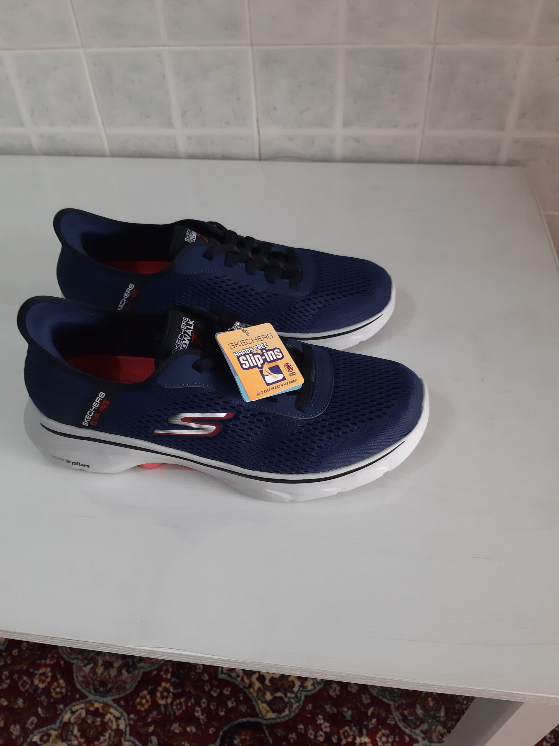 Продаются 2 пары кроссовок новые,Skechers