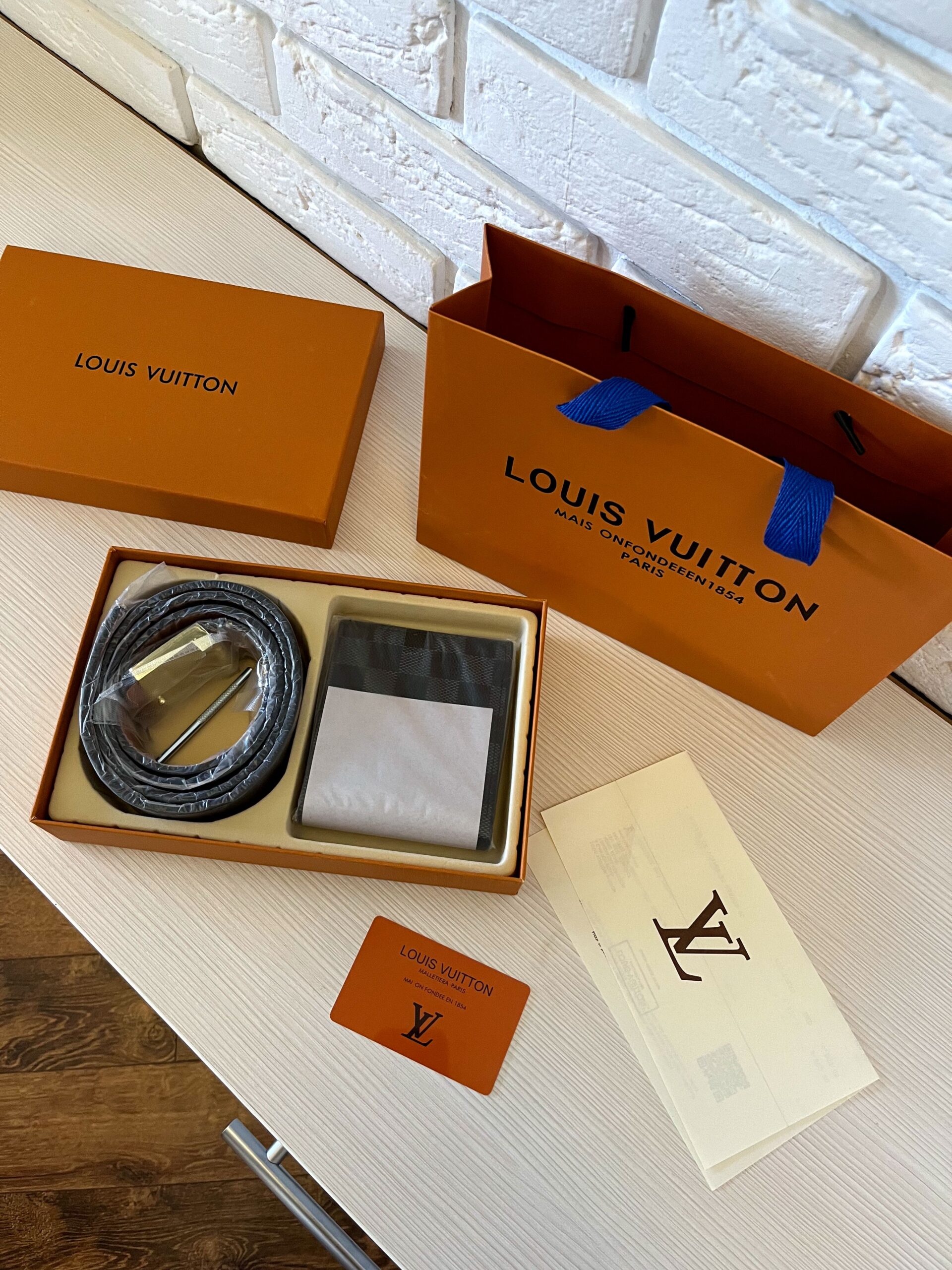Новый набор Louis Vuitton кошелёк и ремень.