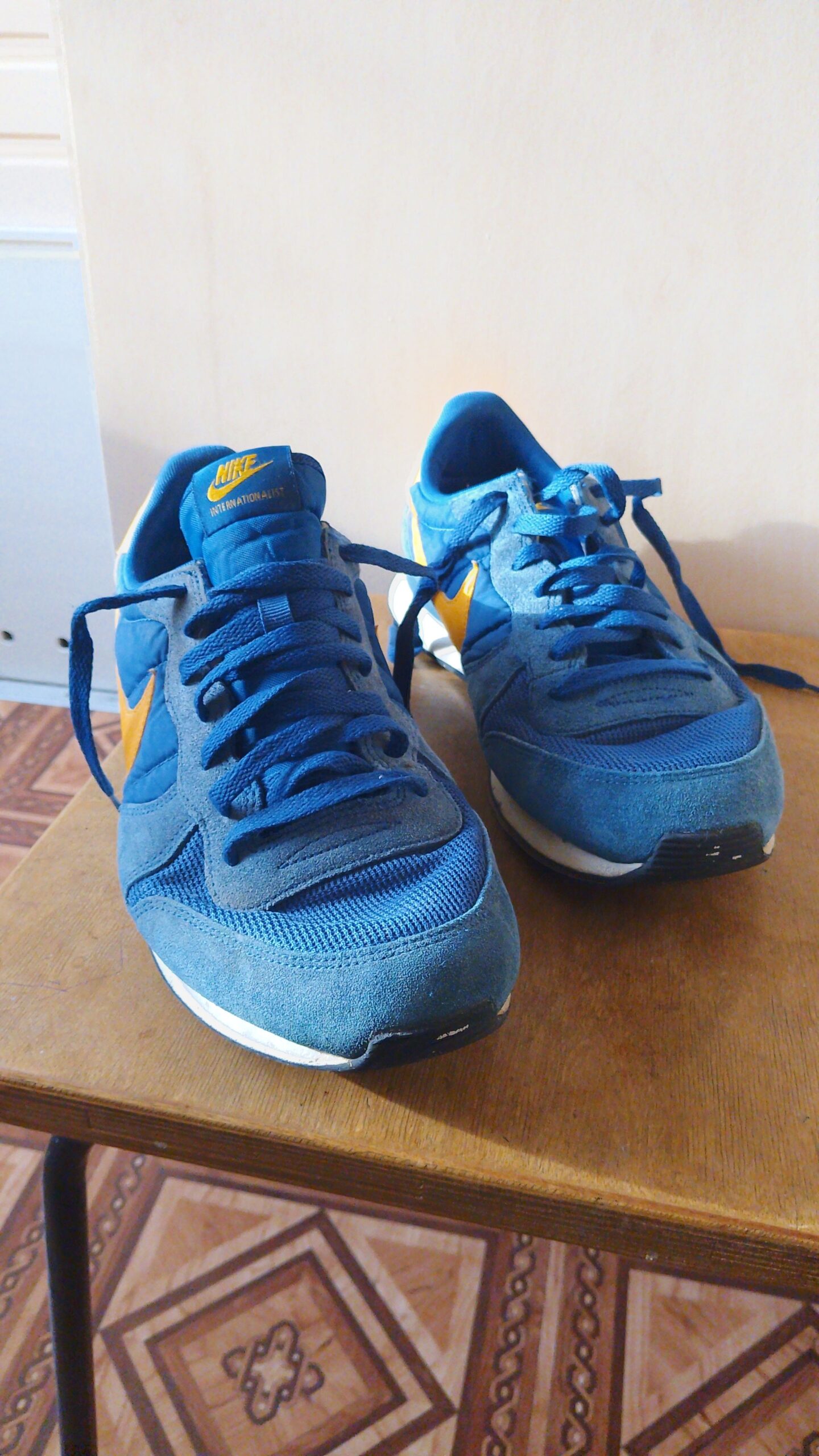 Nike Internationalist blue yellow