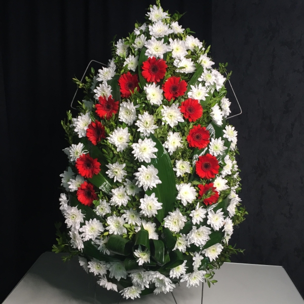 Paștele Blajinilor: coroane si flori funerare