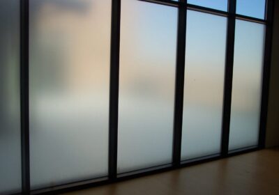 peskostrujnaya-plyonka-na-okna