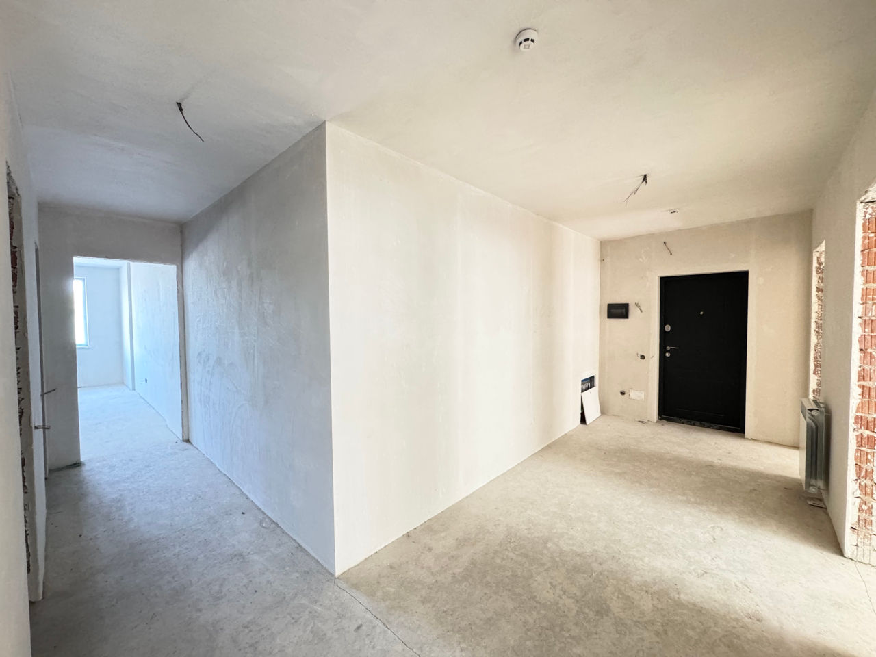 Apartament cu 3 camere, bloc nou, variantă albă