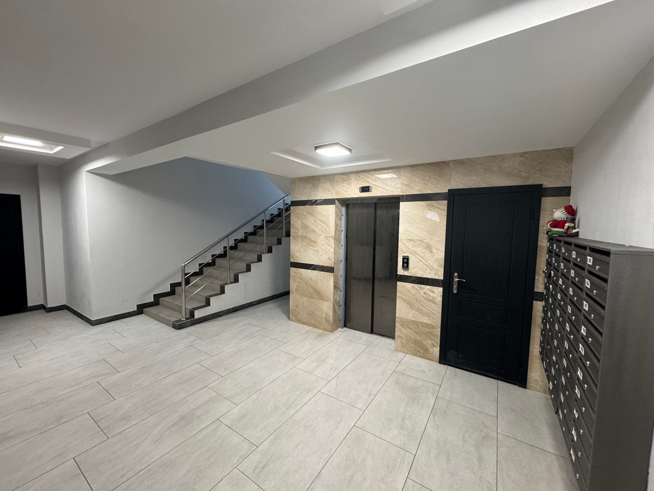 Apartament cu 3 camere, bloc nou, variantă albă