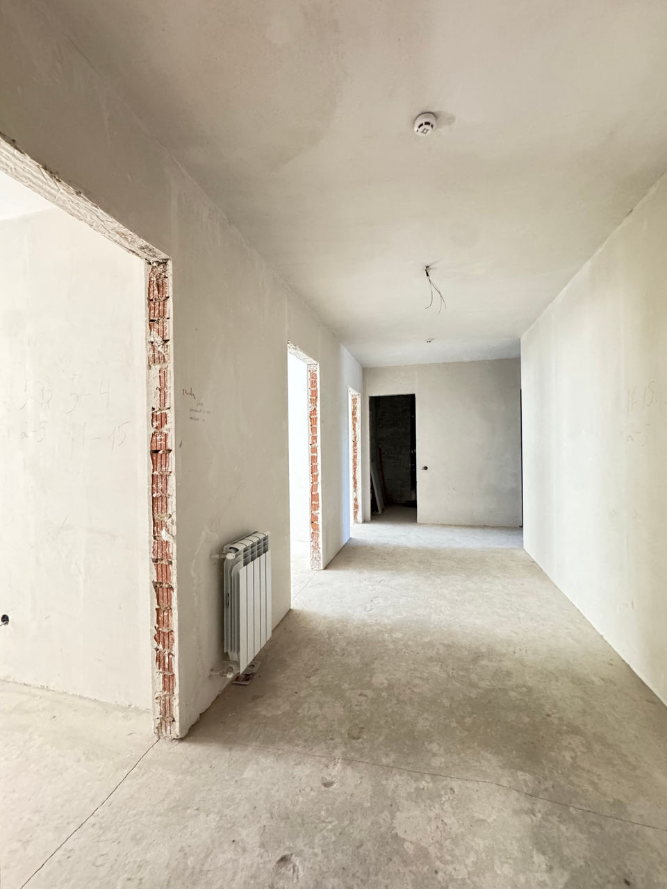Apartament cu 3 camere, bloc nou, variantă albă
