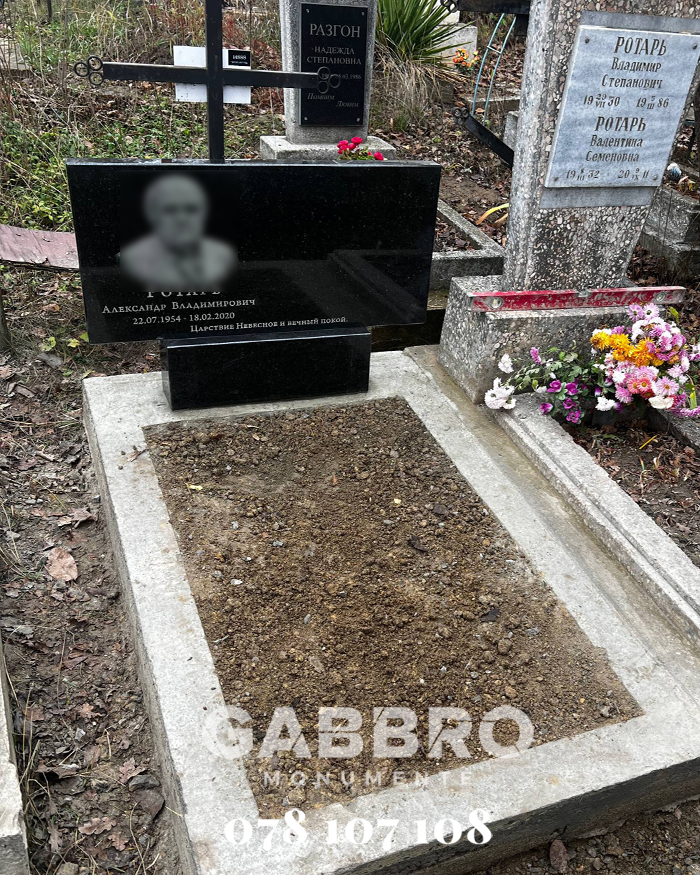 Monumente din granit de la producător