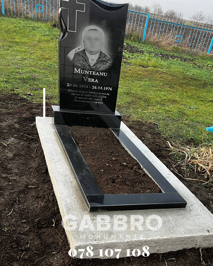 Monumente din granit de la producător
