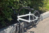 Vând bicicletă BMX urgent
