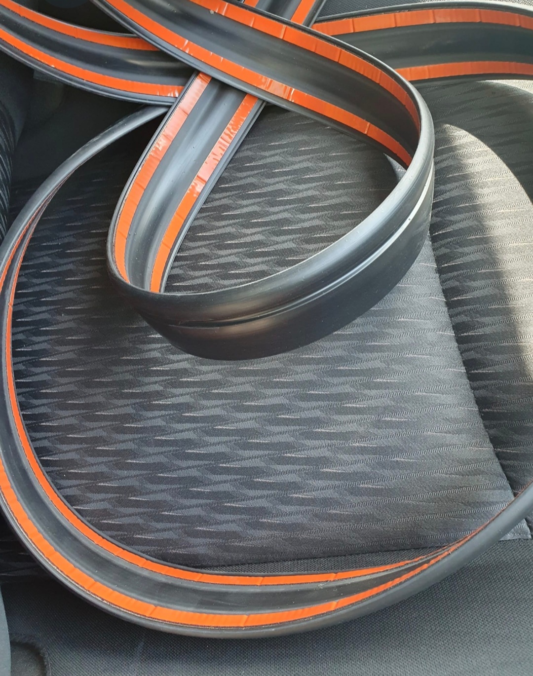 Molding-bandă autocolantă pentru acoperiș automobi