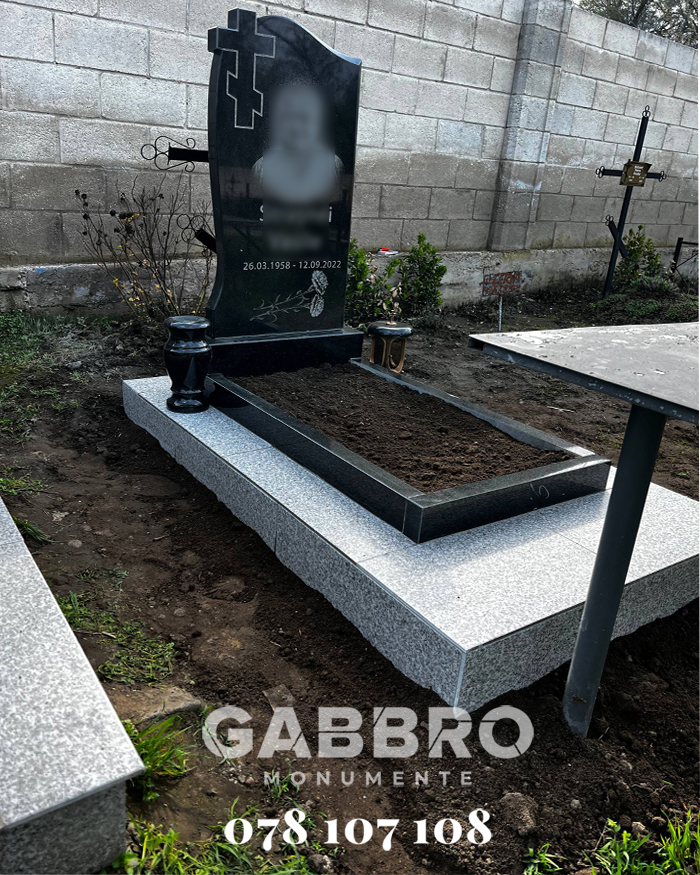 Monumente din granit de la producător