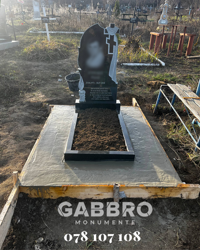 Monumente din granit de la producător