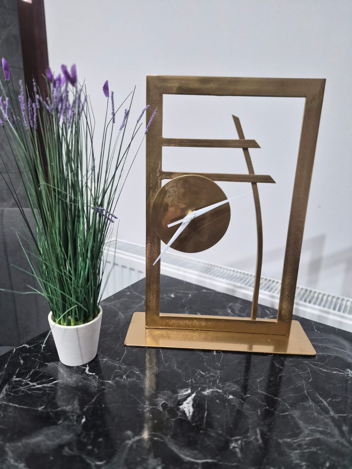 Ceas în stil minimalist