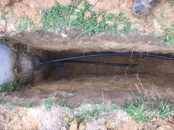 Săpăm canalizări, fose septice, tranșee